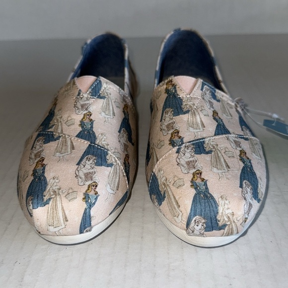 NWT TOMS X Disney Limited Edition Sleeping Beauty Slip On Shoes - Picture 7 of 11